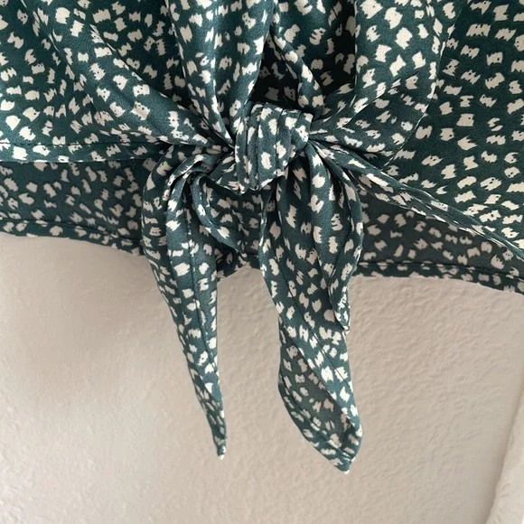 NWT dark green v-neck blouse with long sleeves. - Picture 4 of 8